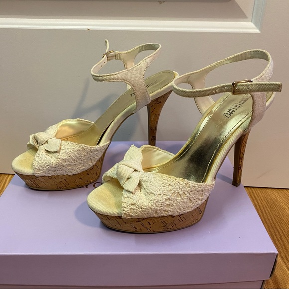 Jennifer Lopez cream lace heel, size 8, 4.5” heel in great used condition - Picture 2 of 6